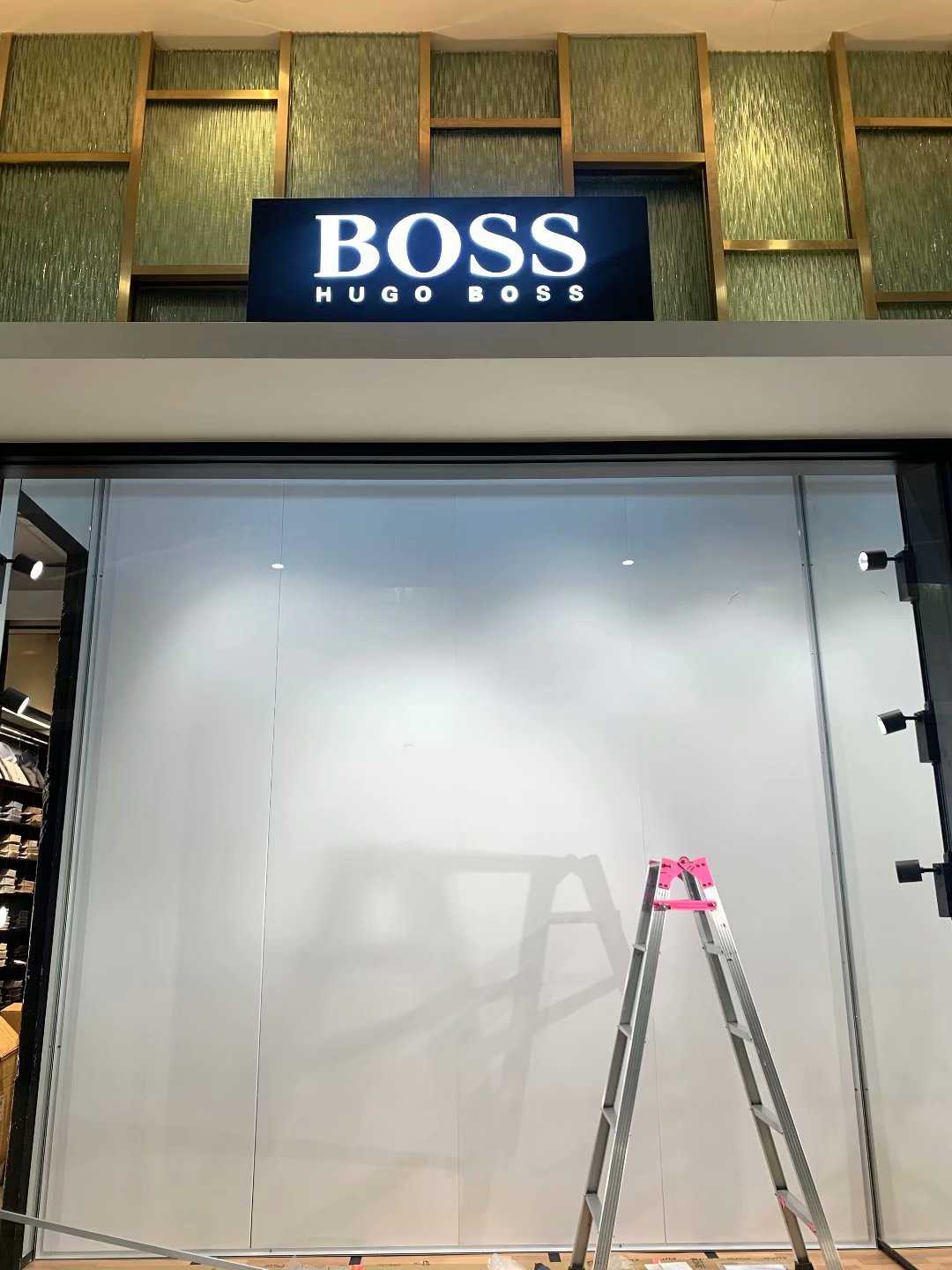 HUGO BOSS 道具成列安裝